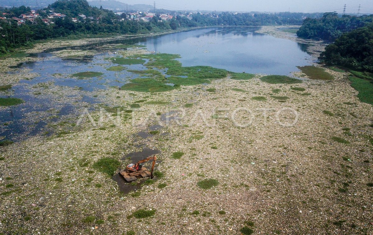 Sampah Di Sungai CItarum ANTARA Foto