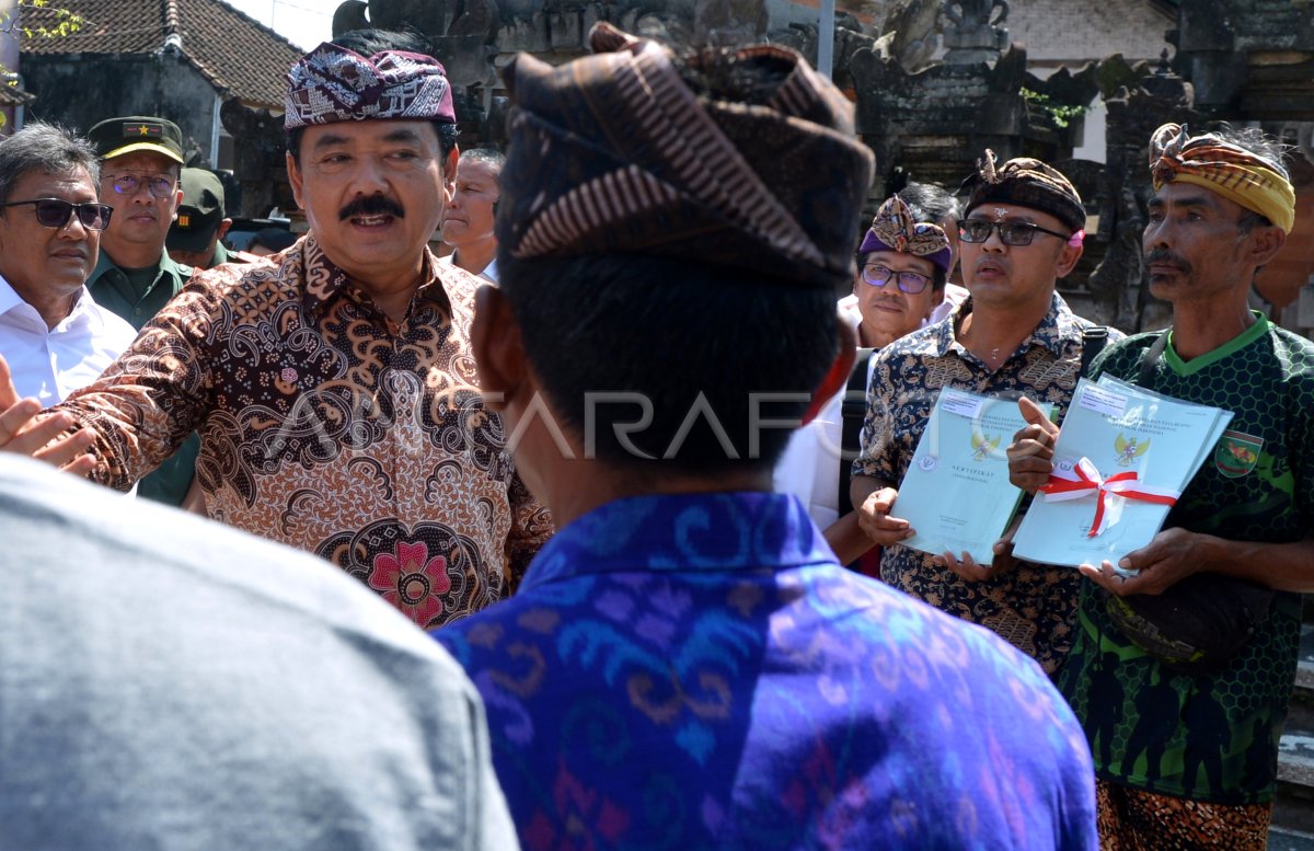 Menteri Atr Bpn Serahkan Sertifikat Tanah Antara Foto