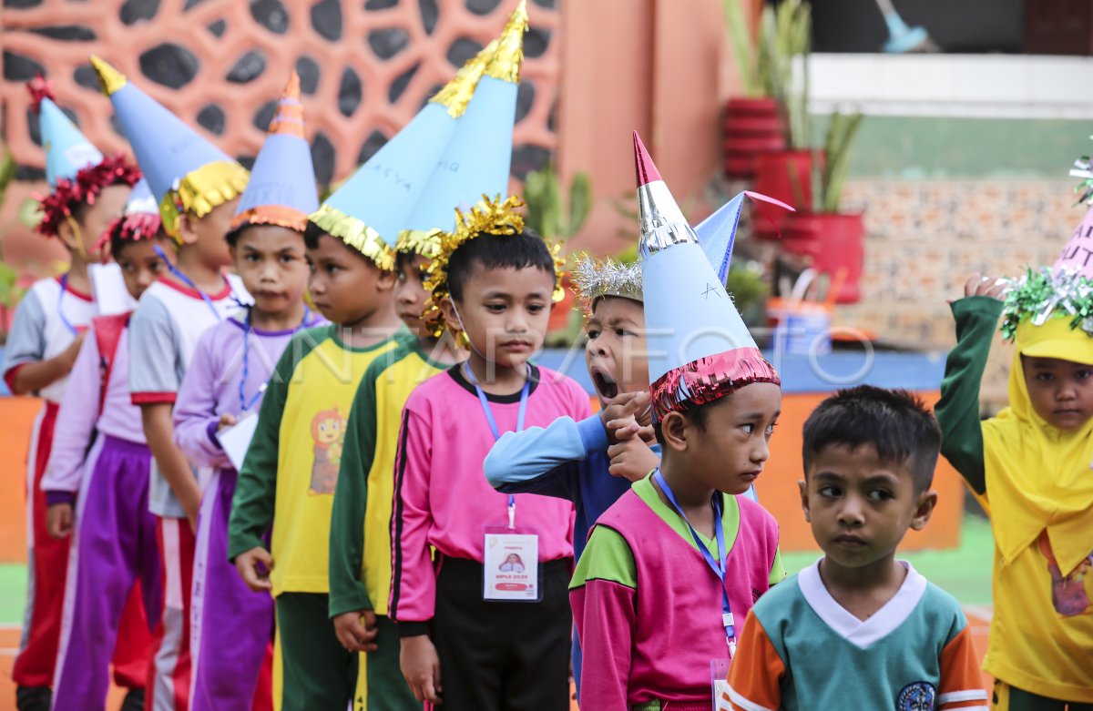 Masa Pengenalan Lingkungan Sekolah Kepada Siswa Baru ANTARA Foto