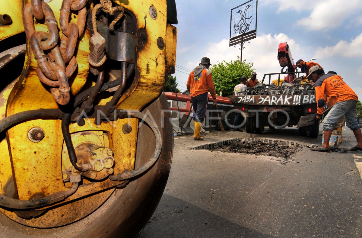 PERBAIKAN JALUR PANTURA ANTARA Foto