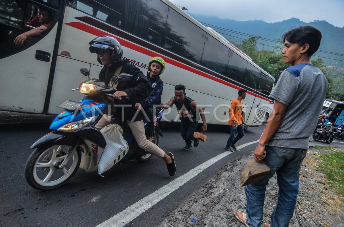 Tukang Ganjal Mobil Pemudik Antara Foto