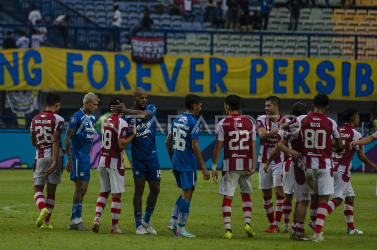 Persib Bandung Imbang Melawan Persis Solo ANTARA Foto