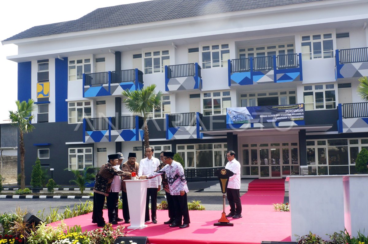 JOKOWI RESMIKAN RUSUNAWA TULUNGAGUNG ANTARA Foto