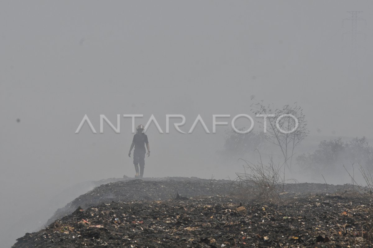 Pendinginan Sisa Asap Kebakaran Tps Ilegal Antara Foto