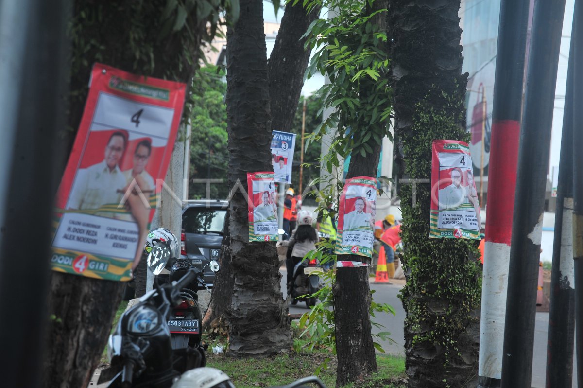 PEMASANGAN ALAT PERAGA KAMPANYE DI POHON ANTARA Foto