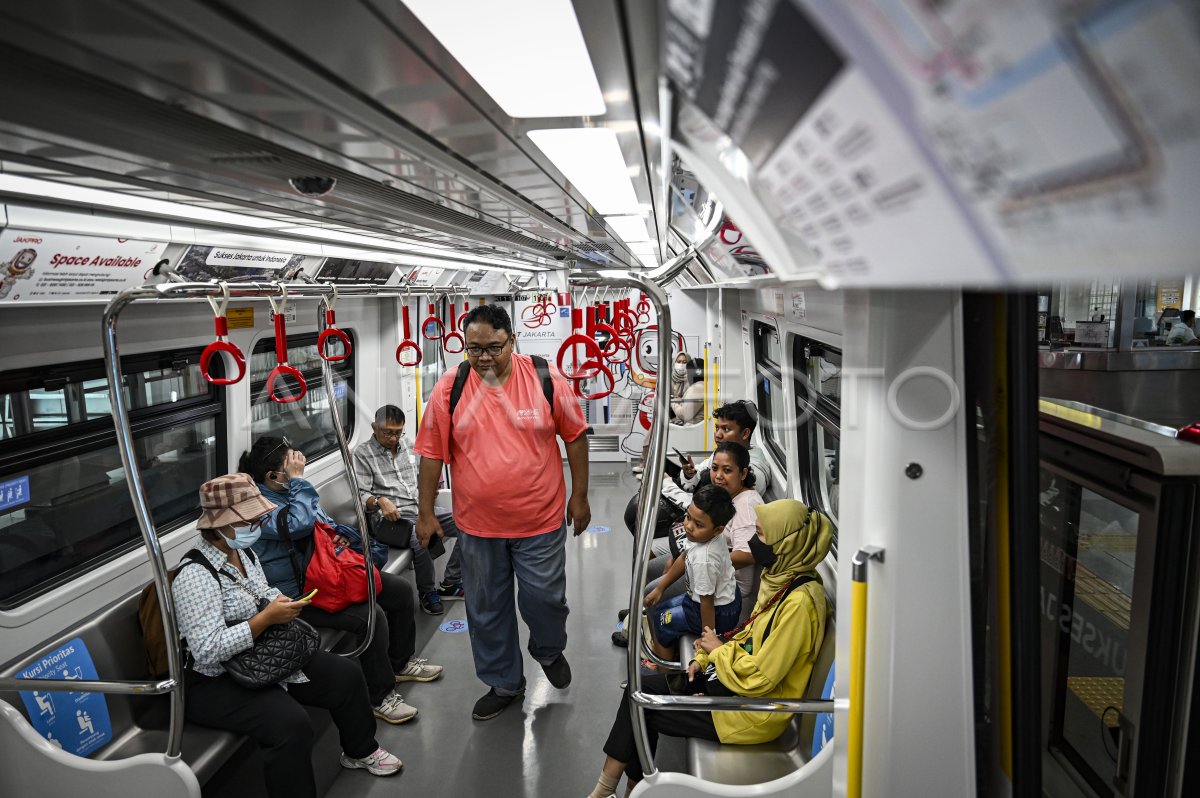 Target Jumlah Penumpang LRT Jakarta 2024 ANTARA Foto