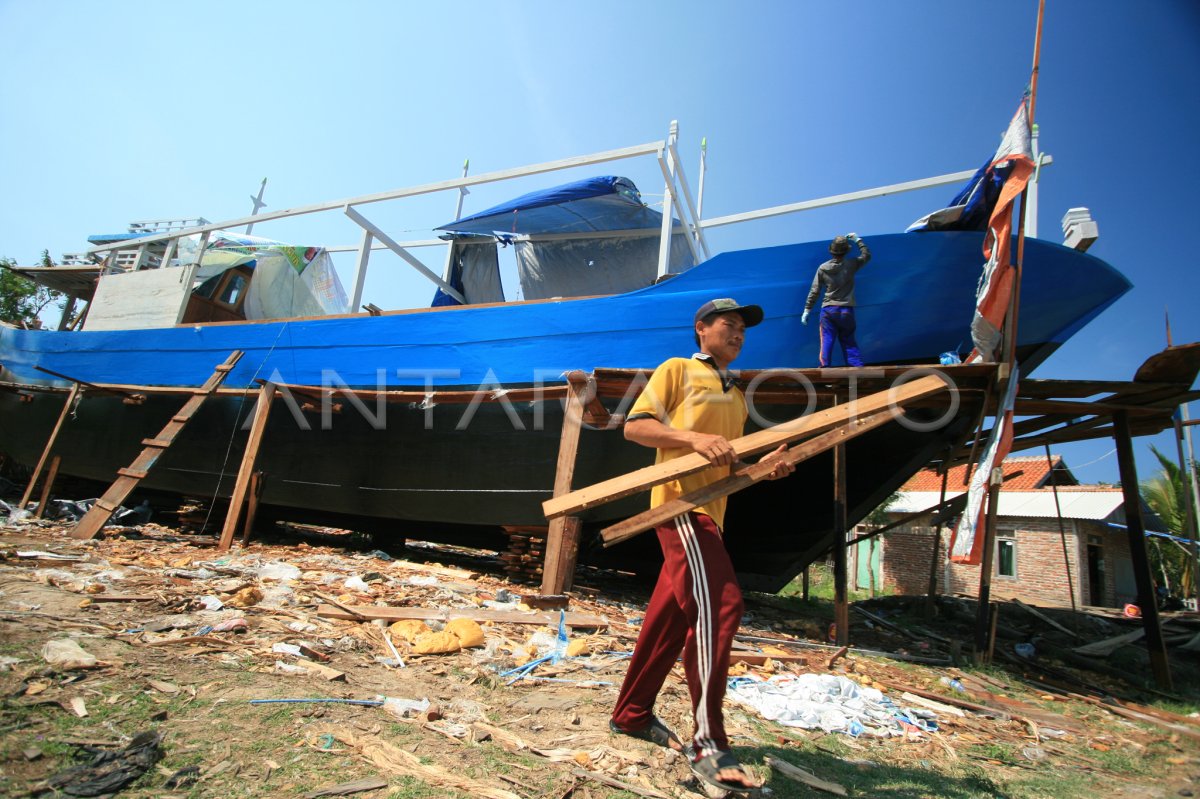 Pembuatan Kapal Ikan Antara Foto