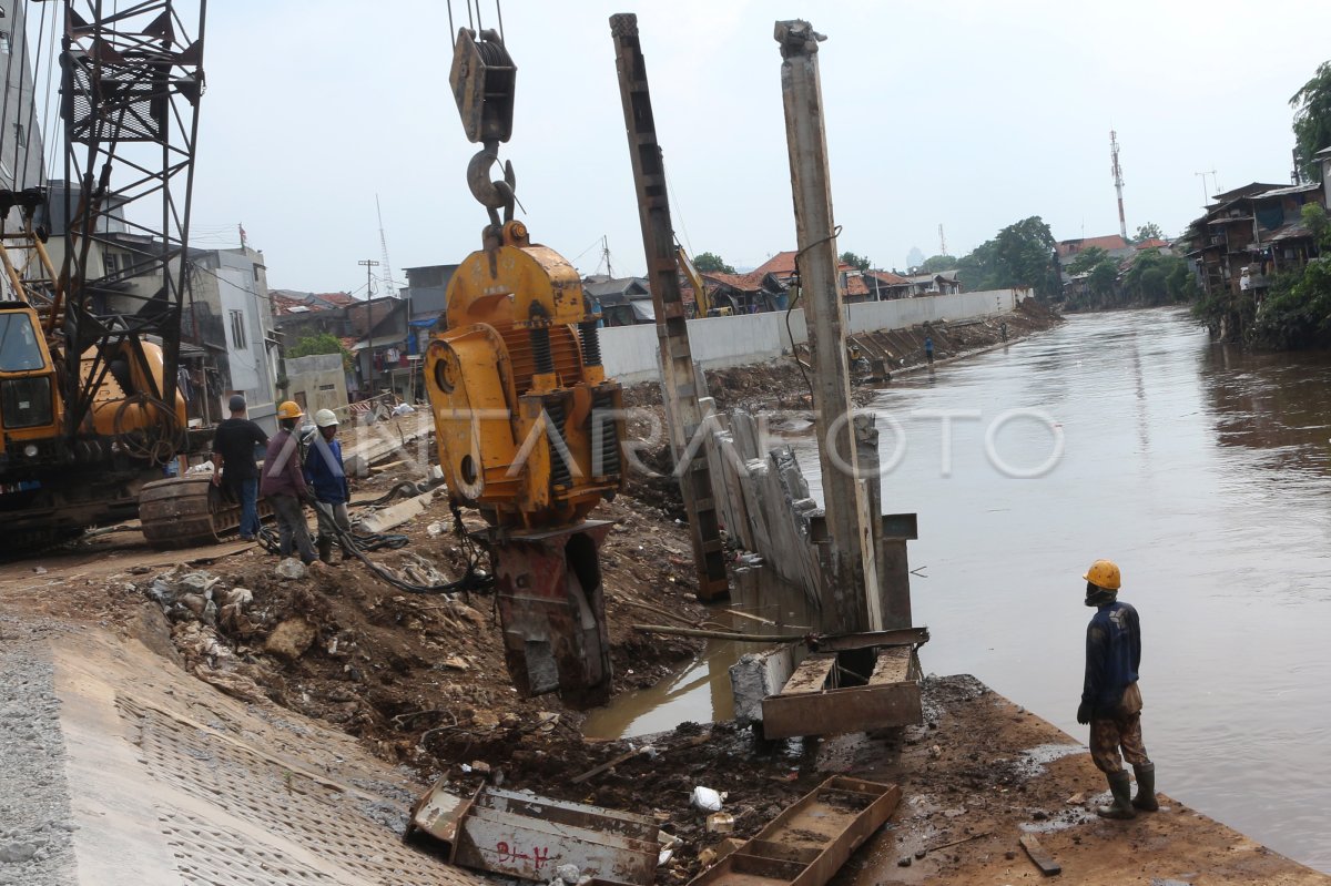 Normalisasi Sungai Ciliwung Antara Foto