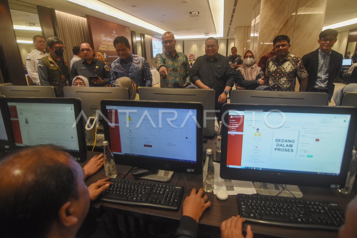 Verifikasi Administrasi Persyaratan Bacaleg DPR ANTARA Foto