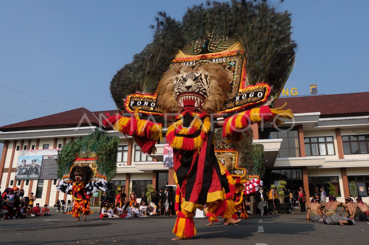 Pentas Seni Menyambut Hut Ke Bhayangkara Antara Foto