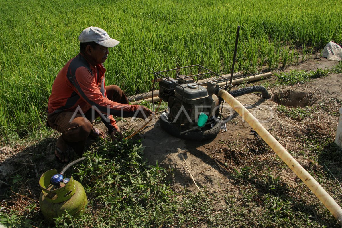 Bantuan Mesin Pompa Air Berbahan Bakar Gas ANTARA Foto