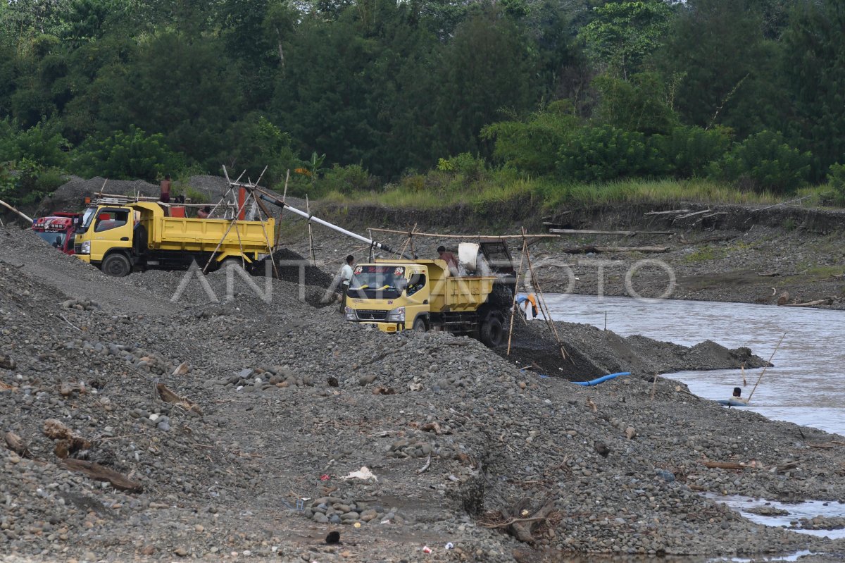 Penambangan Pasir Sungai ANTARA Foto