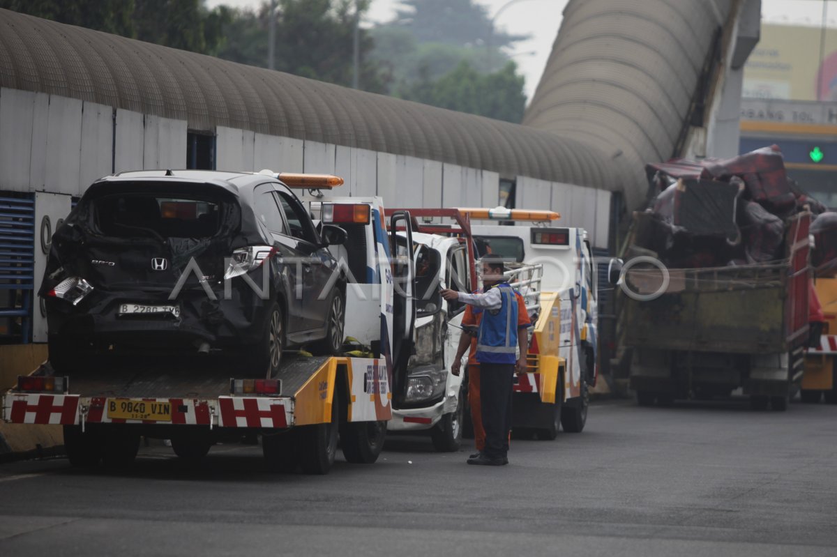 Kecelakaan Di Gerbang Tol Halim Utama Antara Foto