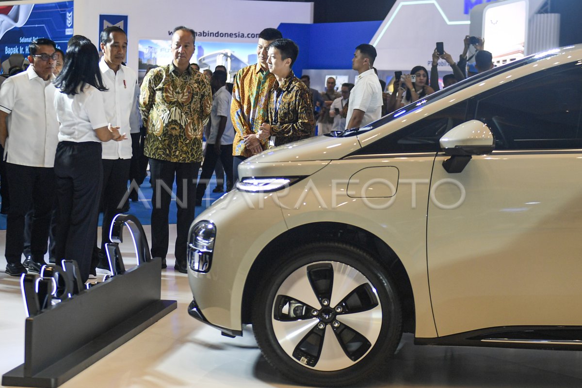 President Joko Widodo Visited PEVS Exhibition 2024 ANTARA Foto