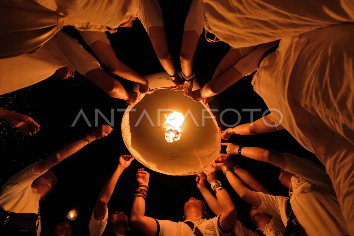 Festival Lampion Waisak Be Di Borobudur Antara Foto