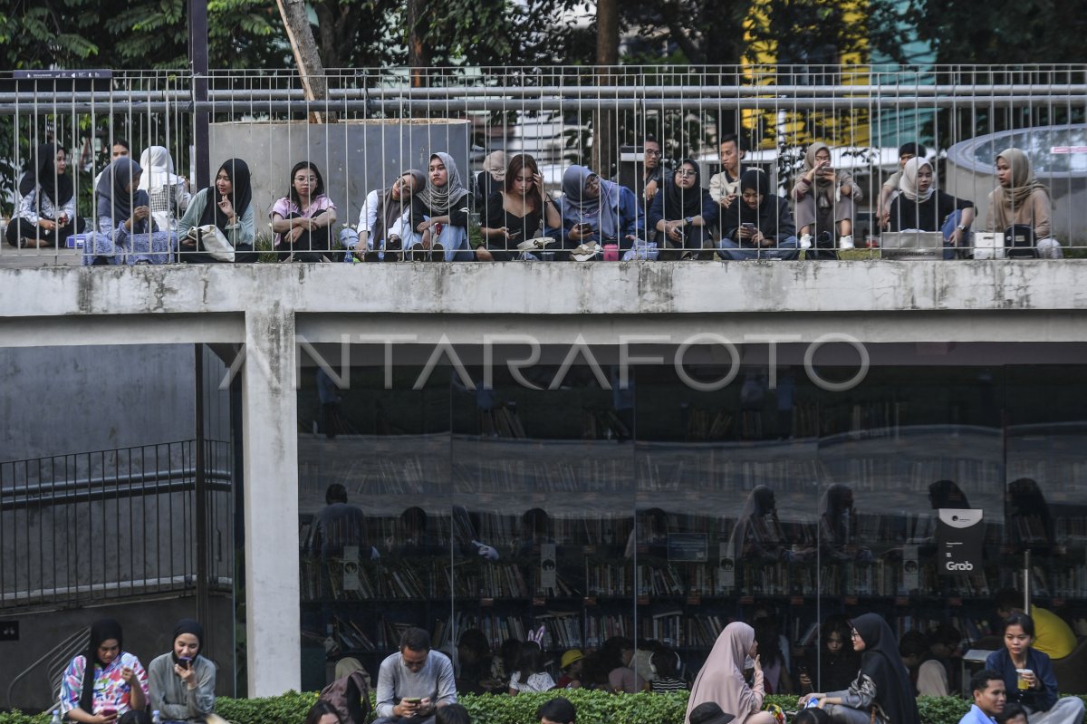 Mengisi Hari Libur Maulid Nabi Muhammad Di Taman Literasi Antara Foto