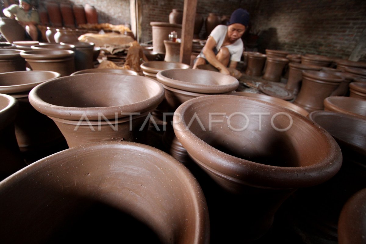 Produksi Gerabah Menurun Antara Foto