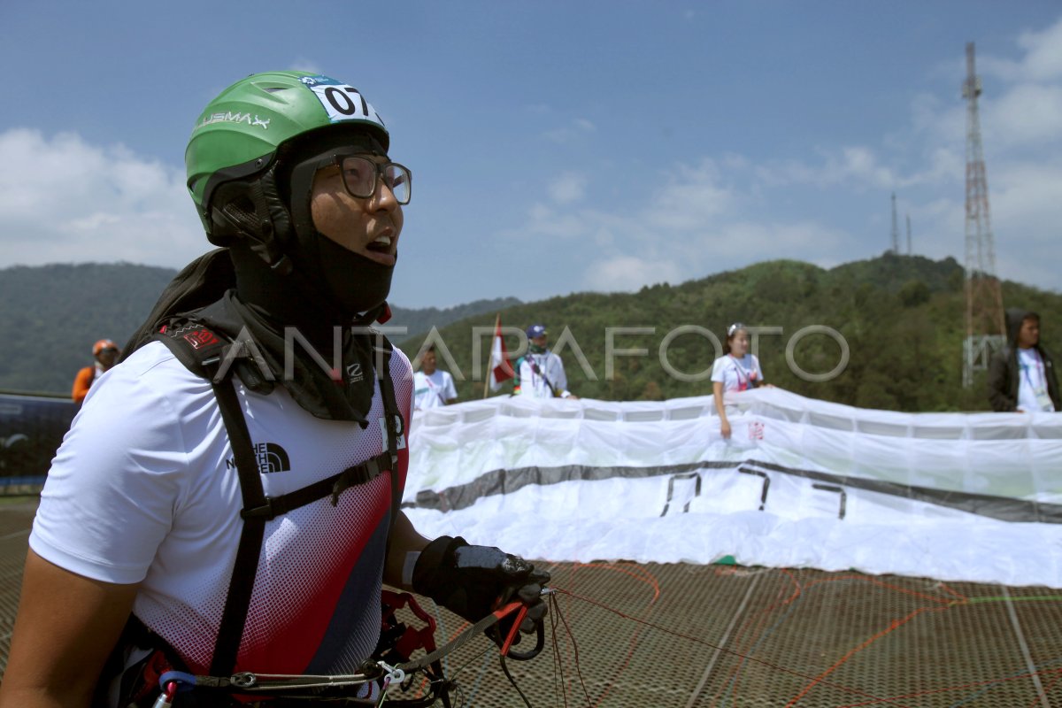 PARALAYANG PENYISIHAN KETEPATAN MENDARAT ANTARA Foto