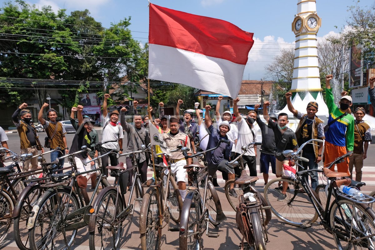 Aksi Komunitas Sepeda Tua Jelang Hut Kemerdekaan Ri Antara Foto