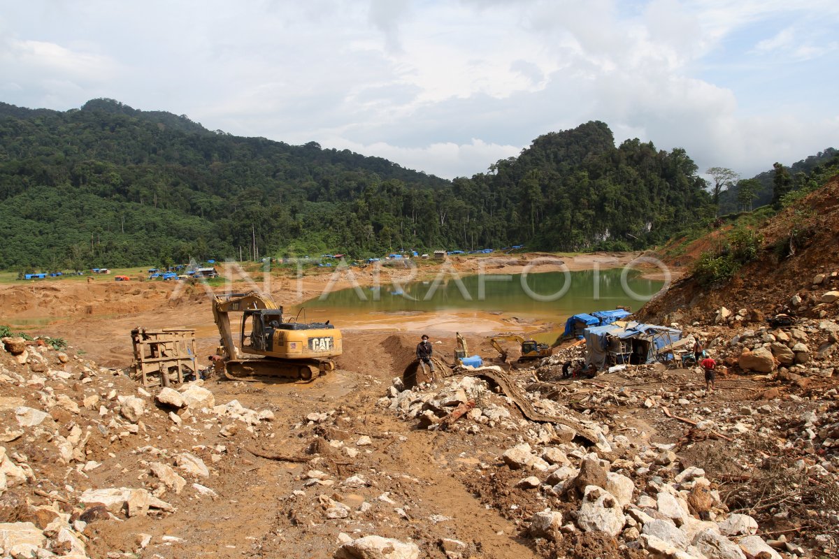 PEKERJA TAMBANG EMAS TERTIMBUN LONGSOR ANTARA Foto