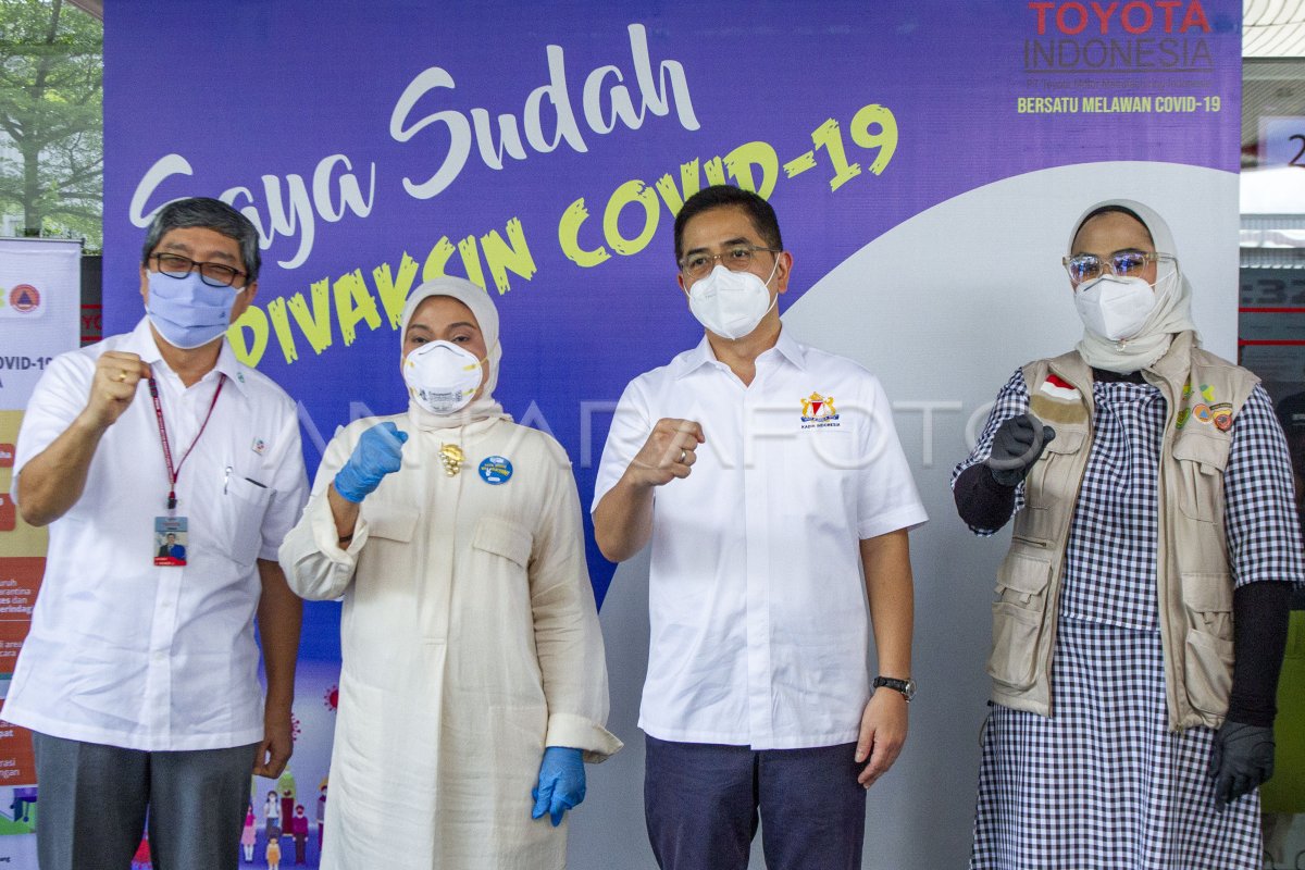 Menteri Ketenagakerjaan Tinjau Vaksinasi Gotong Royong Antara Foto