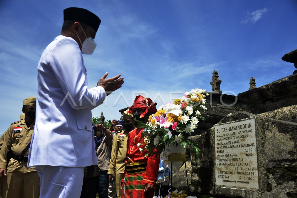 ZIARAH DI MAKAM PAHLAWAN SULTAN HASANUDDIN ANTARA Foto