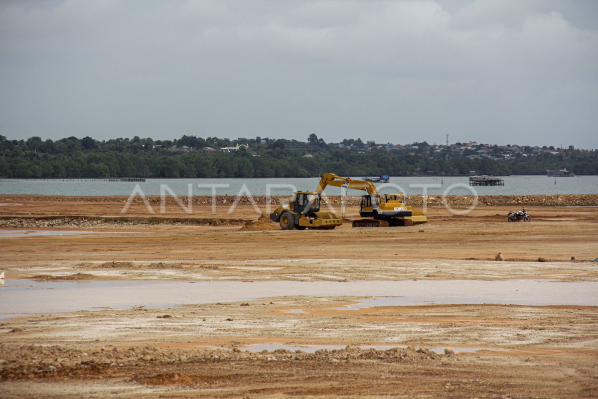 REKLAMASI DI PULAU BATAM ANTARA Foto