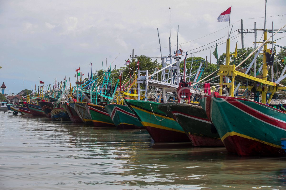 Dampak Kelangkaan Pasokan Solar Bagi Nelayan Antara Foto