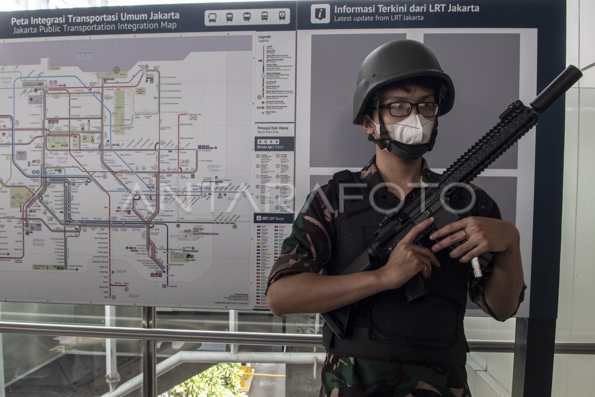 WAHANA ZOMBIE DI LRT JAKARTA ANTARA Foto