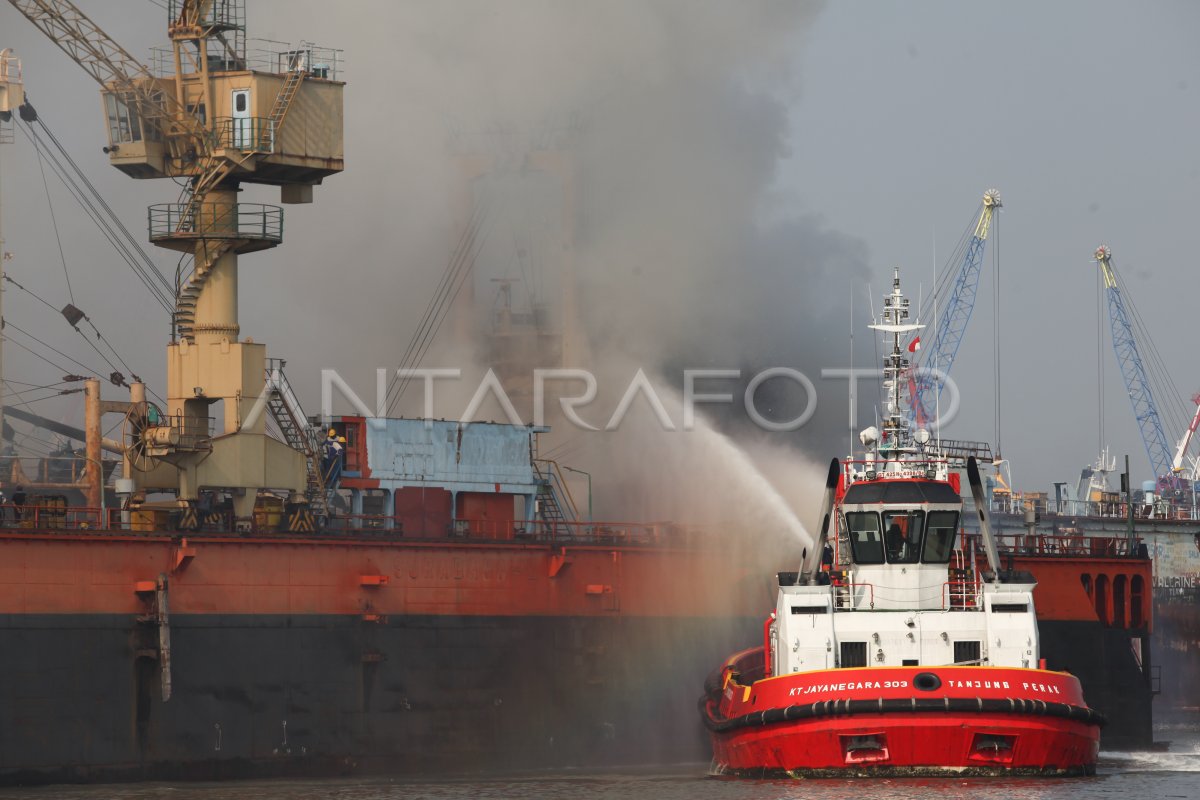 Kapal Kargo Terbakar Di Pelabuhan Tanjung Perak Antara Foto