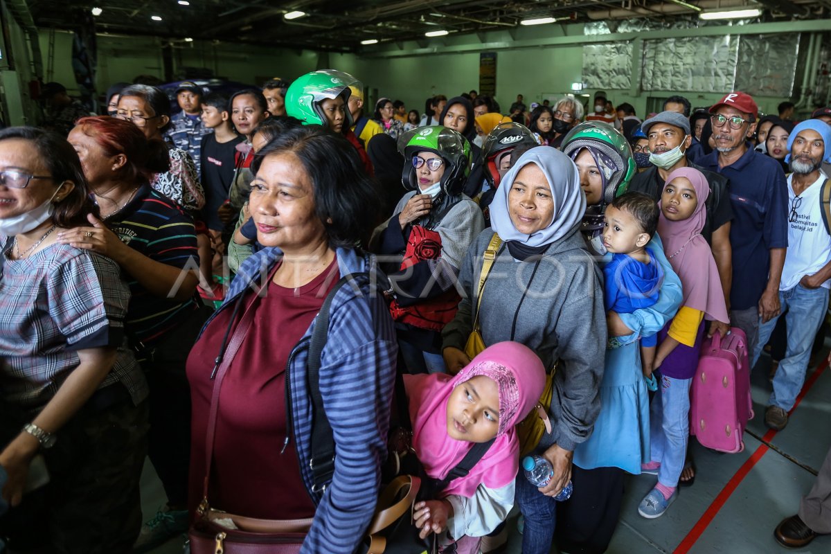 Pemudik Dengan Kapal Perang Tiba Di Semarang Antara Foto