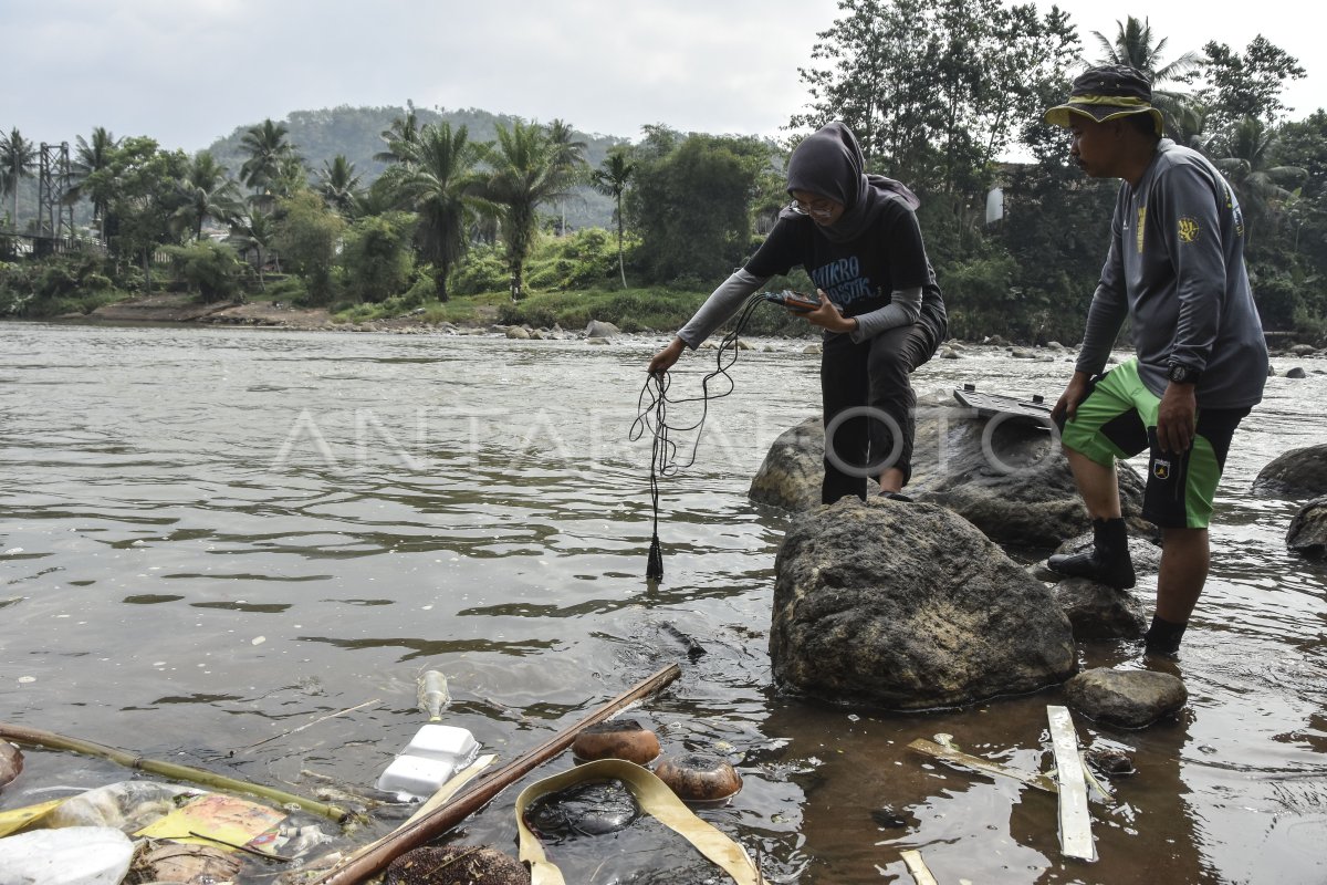 Aksi Pungut Sampah Di Sungai Ciwulan Antara Foto