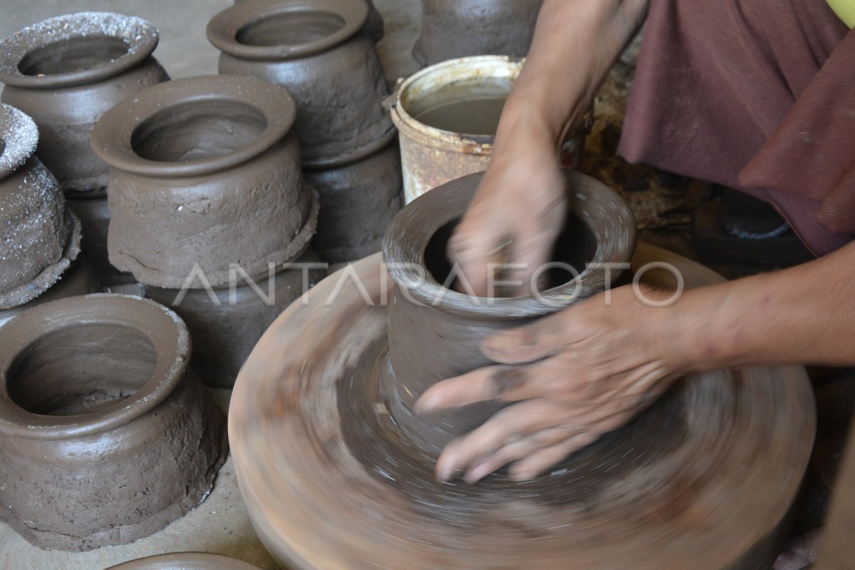 Cuaca Panas Percepat Proses Produksi Gerabah Antara Foto