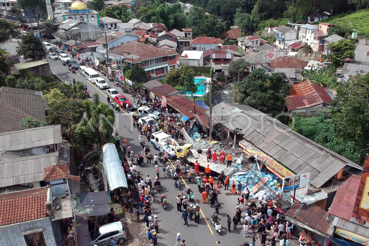 Kecelakaan Beruntun Di Jalan Raya Puncak Bogor ANTARA Foto