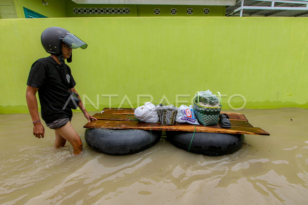 Dampak Banjir Luapan Sungai Bengawan Solo Di Bojonegoro ANTARA Foto