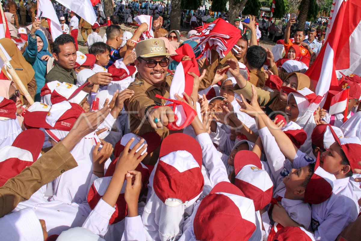 Gerakan Pembagian 10 Juta Bendera Merah Putih 2024 ANTARA Foto