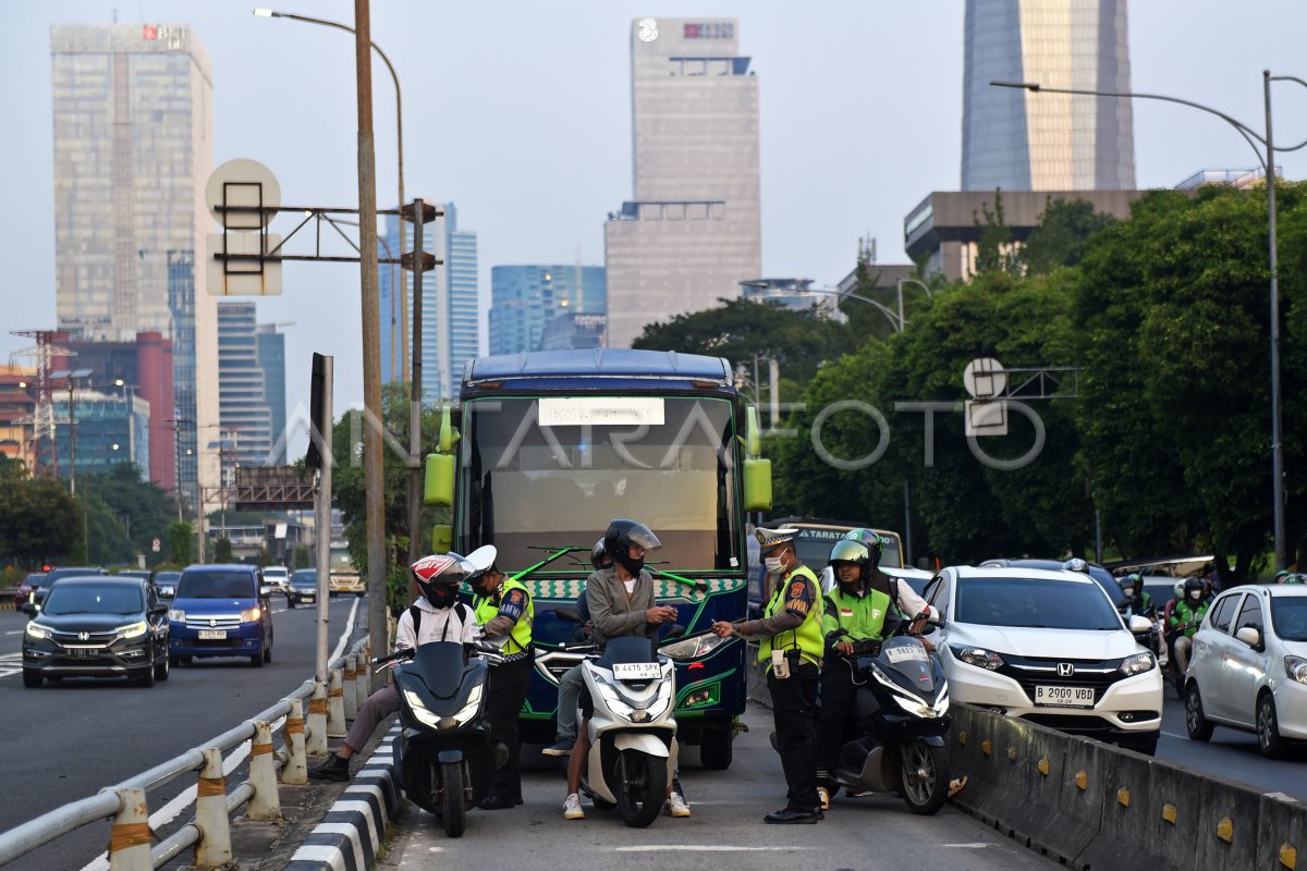 Polisi Tilang Pengendara Penerobos Jalur Transjakarta Antara Foto