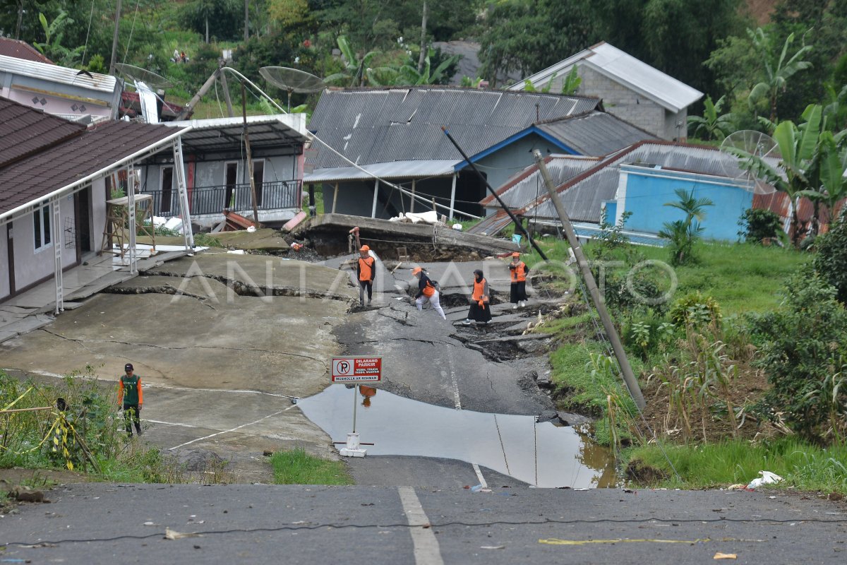 Bencana Tanah Bergerak Di Banjarnegara Antara Foto