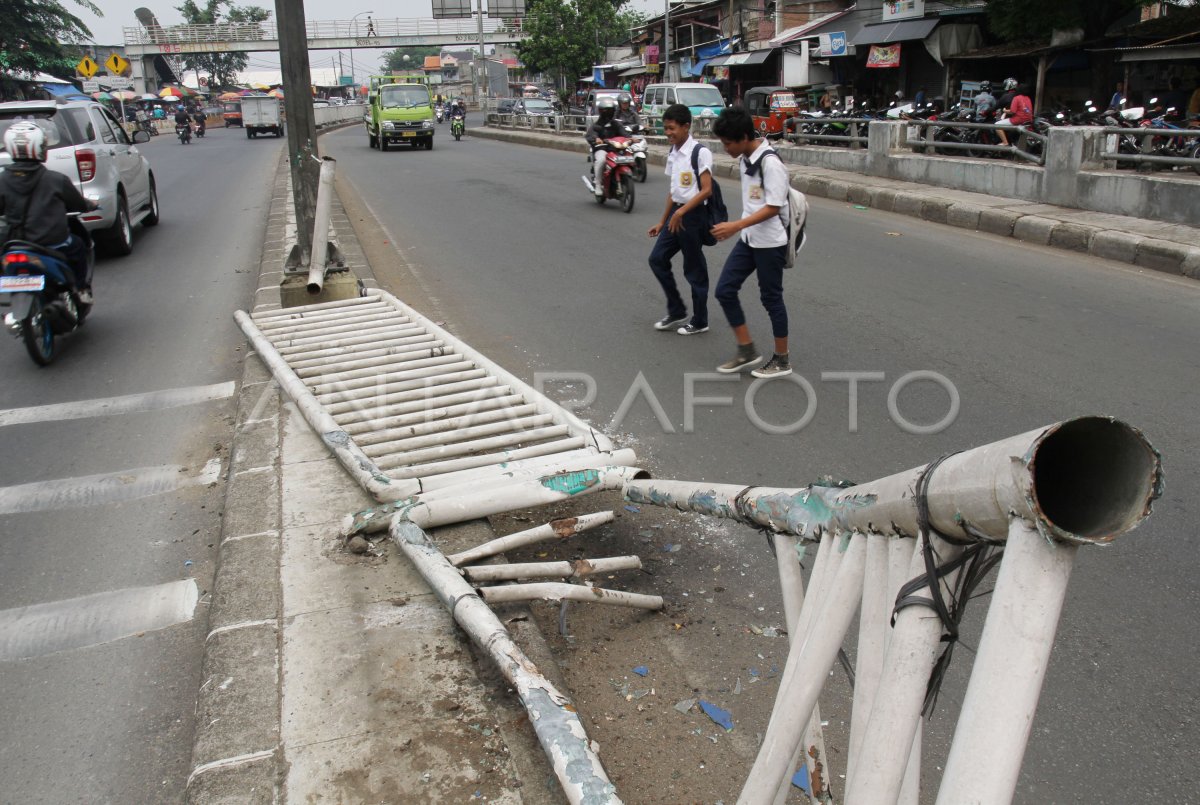 Pagar Pembatas Jalan Roboh Antara Foto