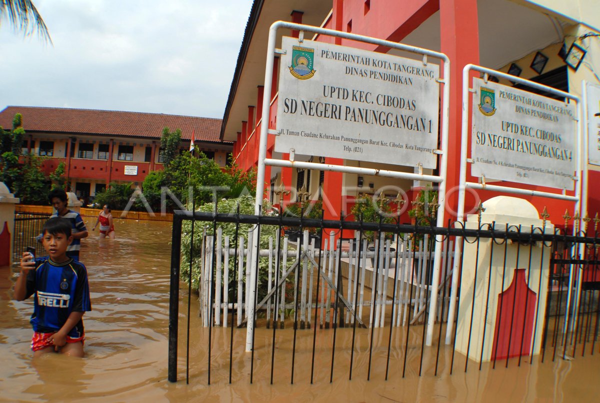 Banjir Sekolah Diliburkan Antara Foto