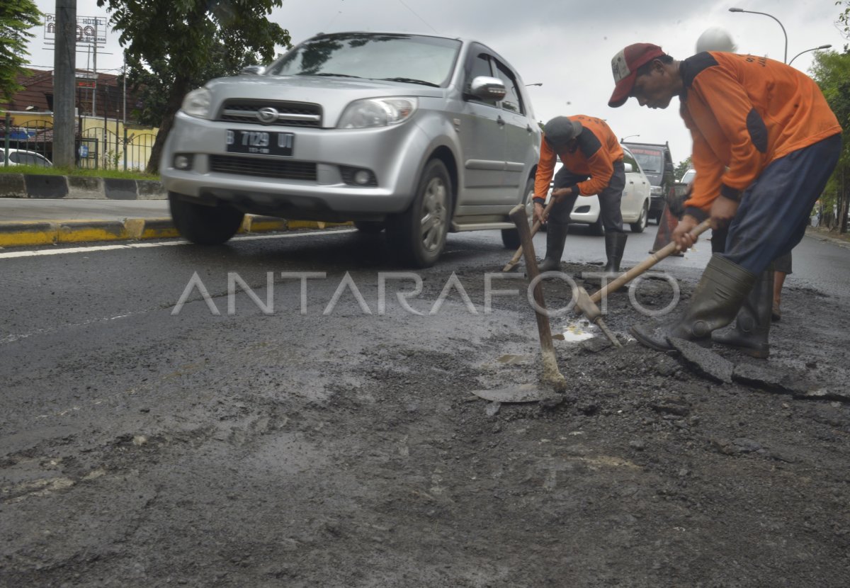 PERBAIKAN JALAN RUSAK ANTARA Foto