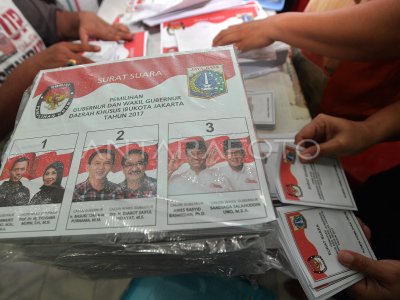 SORTIR DAN LIPAT SURAT SUARA PILKADA JAKARTA ANTARA Foto