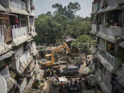 Penertiban Bangunan Liar Antara Foto