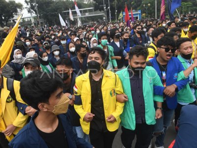 Aksi April Di Patung Kuda Antara Foto