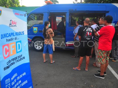 JEMPUT BOLA PEMBUATAN DOKUMEN KEPENDUDUKAN ANTARA Foto