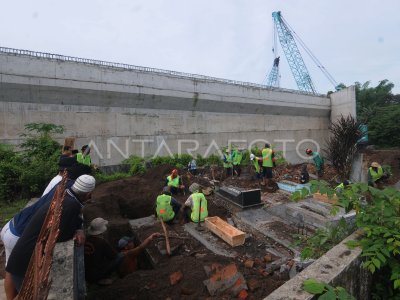 PEMINDAHAN MAKAM TERDAMPAK PEMBANGUNAN TOL SOLO YOGYAKARTA ANTARA Foto