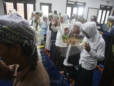 Salat Idul Fitri Jamaah Tarekat Naqsabandiyah Di Bogor Antara Foto