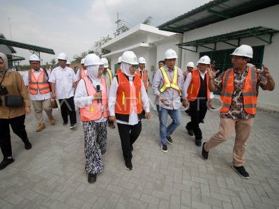 Gubernur Jawa Timur Tinjau Pabrik Pengolahan Limbah B3 ANTARA Foto