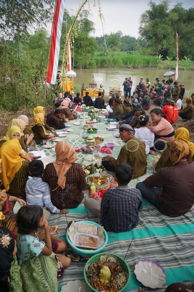 RITUAL SEDEKAH BUMI DI BANTARAN SUNGAI BRANTAS ANTARA Foto