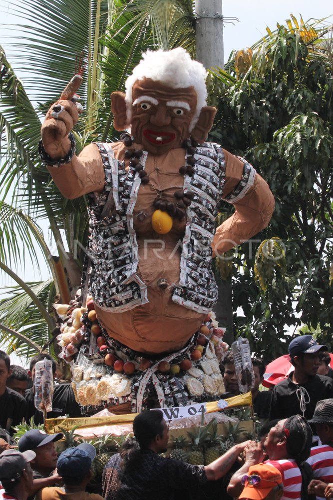 TRADISI SEDEKAH BUMI DI SURABAYA ANTARA Foto